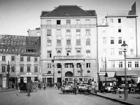 Trg bana Jelačića 1931. godine, početak rušenja stare zgrade za gradnju Gradske štedionice